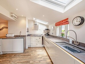Dishwasher, high chair, cookware/dishes/utensils - 6 Bed in Bideford (oc-81507) (Westleigh)