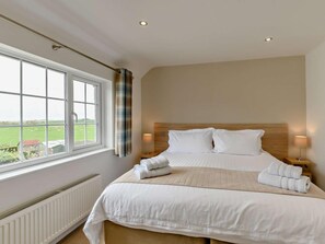 Travel cot, free WiFi, bed sheets - 2 Bed in Bamburgh (oc-92132) (Bamburgh)