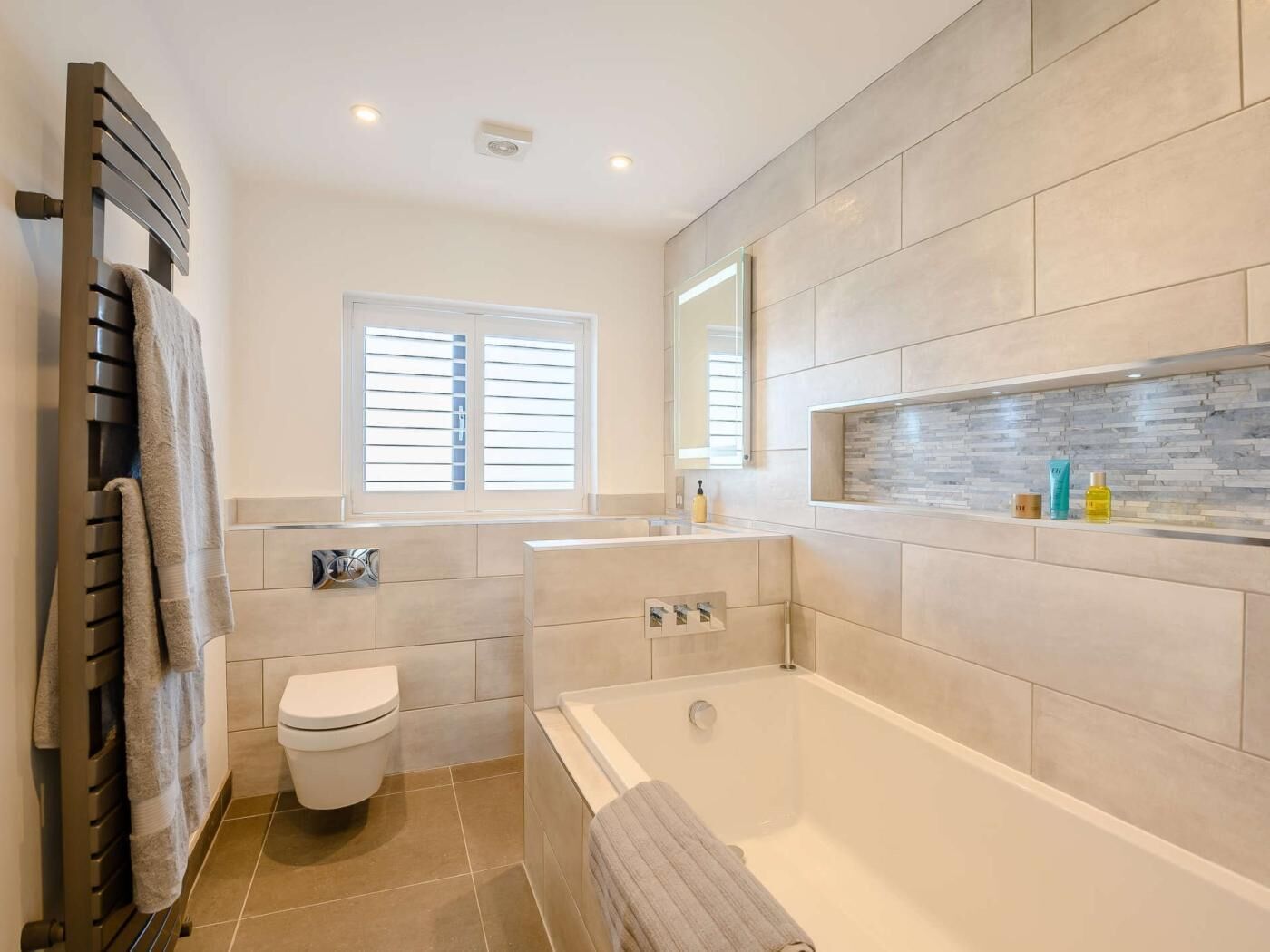 Un baño moderno con bañera, inodoro y ventana.