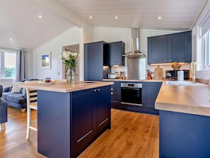 Oven, dishwasher, high chair, cookware/dishes/utensils - 2 Bed in St Andrews (oc-94606) (St Andrews)