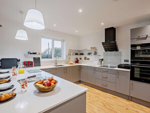 Oven, dishwasher, high chair, cookware/dishes/utensils - 3 Bed in Bideford (oc-90319) (Westward Ho!)