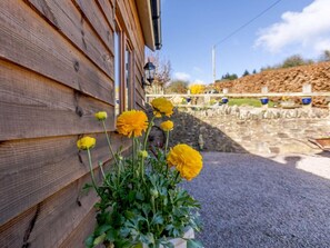 Ein Holzgebäude mit einem Blumenkasten, der gelbe Blumen enthält.