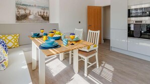 Eine moderne Küche mit weißen Schränken und einem eingebauten Backofen.
