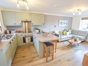 Oven, dishwasher, highchair, cookware/dishes/utensils - 2 Bed in York (oc-81052) (Helmsley)