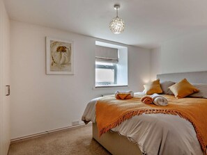 A bedroom with a bed, a window, a painting, and a hanging light fixture. - 3 Bed in Portland (oc-94623) (Portland)