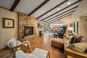Smart TV, fireplace, offices - Charming Cabin Retreat in the High Country (Seven Devils)