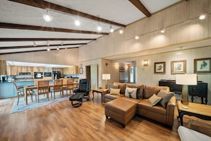 Smart TV, fireplace, offices - Charming Cabin Retreat in the High Country (Seven Devils)