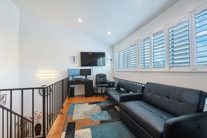 Living area - 2-bedroom townhome in peaceful Torrance with AC and comfort (Torrance)