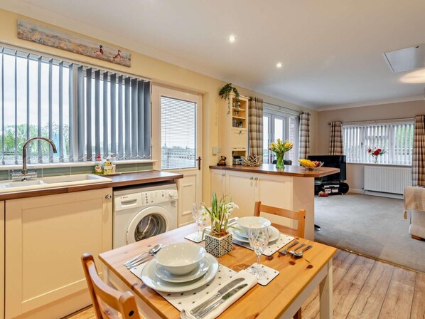 Dishwasher, cookware/dishes/utensils - 1 Bed in Horncastle (oc-94544) (Horncastle)