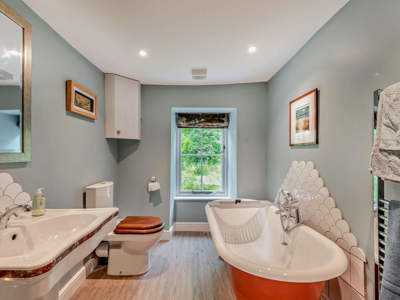 Un bagno con il water, un lavandino e una vasca da bagno.