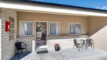 Familiesuite - terrasse - udsigt til gårdsplads | Udendørs spisemuligheder