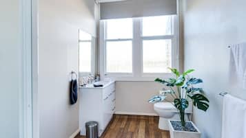 Deluxe-suite - terrasse - udsigt til gårdsplads | Badeværelse