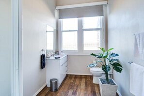 Deluxe-suite - terrasse - udsigt til gårdsplads | Badeværelse