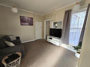 Superior Suite, Patio | Living area - Gardner Court Motel (Napier)