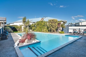 Outdoor pool - Gardner Court Motel (Napier)
