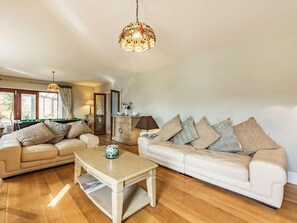 A living room with two sofas, a coffee table, a lamp, and a decorative hanging light fixture. - 5 Bed in Bicester (oc-87367) (Chesterton)