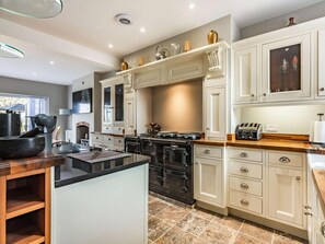 A modern kitchen with white cabinetry, a central island, a stove, and a toaster. - 5 Bed in Bicester (oc-87367) (Chesterton)