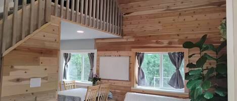 Smart TV, reproductor de DVD, futbolito y libros