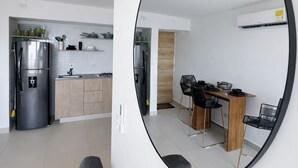 Eine moderne Küche mit Kühlschrank, Herd und Spüle.