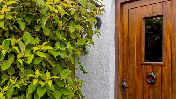 A wooden door with a knocker and a small window above it. - 2 Bed in Bideford (oc-housm) (Higher Clovelly)