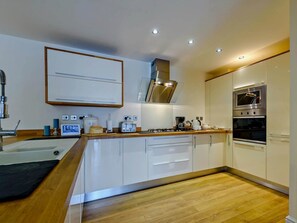 Oven, dishwasher, high chair, cookware/dishes/utensils - 2 Bed in Tenby (oc-fb116) (Tenby)