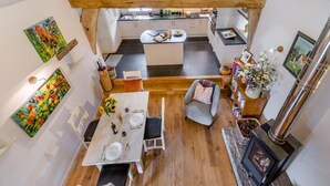 Un interior estilo loft con comedor, cocina y sala de estar.