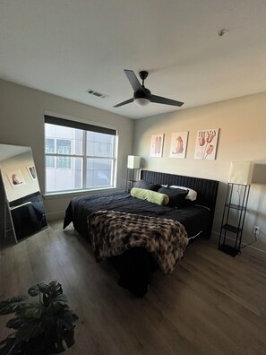 Room - Luxury king suite w/balcony and pool in the heart of dallas (Dallas)