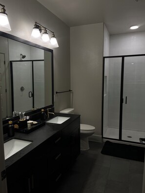 Bathroom - Luxury king suite w/balcony and pool in the heart of dallas (Dallas)