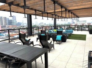 Outdoor dining - Luxury king suite w/balcony and pool in the heart of dallas (Dallas)