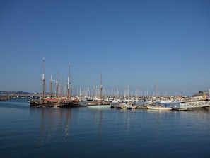 A marina with various boats docked, including sailboats and motorboats. - 2 Bed in Brixham (oc-73625) (Brixham)