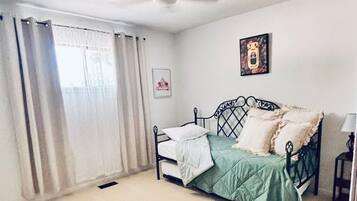 3 bedrooms, WiFi (free), bed sheets