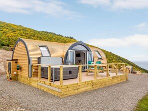 A wooden dome-shaped building with a deck and a small table. - 2 Bed in Tain (oc-81340) (Nigg)