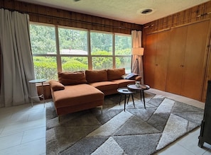 Smart TV, books - Touchdown on Terrace - Gator Retreat 1 mile to UF - Sleeps 6. (Gainesville)
