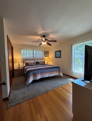 2 bedrooms, desk, free WiFi, bed sheets - Touchdown on Terrace - Gator Retreat 1 mile to UF - Sleeps 6. (Gainesville)