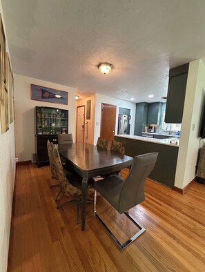 Dining - Touchdown on Terrace - Gator Retreat 1 mile to UF - Sleeps 6. (Gainesville)