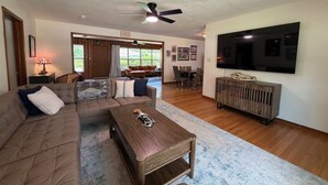Smart TV, books - Touchdown on Terrace - Gator Retreat 1 mile to UF - Sleeps 6. (Gainesville)