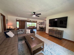 Smart TV, books - Touchdown on Terrace - Gator Retreat 1 mile to UF - Sleeps 6. (Gainesville)