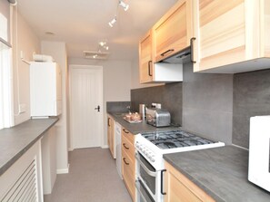 A modern kitchen with a gas stove, toaster, and cabinets. - 2 Bed in Boston (oc-90123) (Boston)