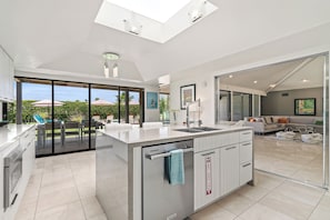 Coffee/tea maker, fridge, microwave, oven - Martini Modern - Bold Design, Poolside Fun, Spa, Fire Pit & Views (Palm Springs)
