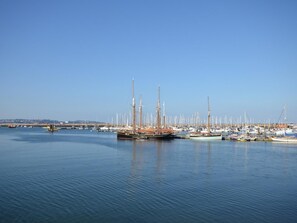 A marina with multiple boats docked. - 2 Bed in Brixham (oc-89000) (Brixham)