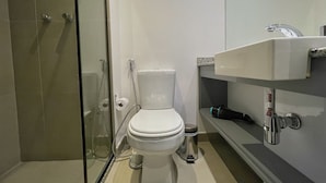 Un bagno con il water, una doccia e un lavandino.