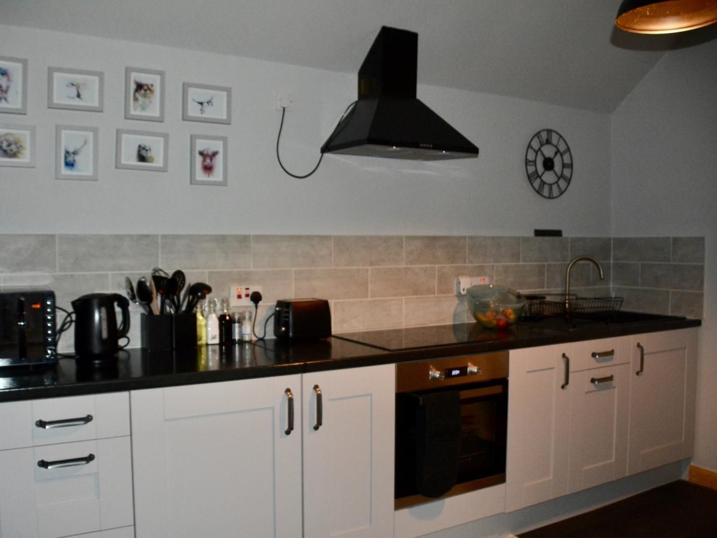 Oven, dishwasher, cookware/dishes/utensils