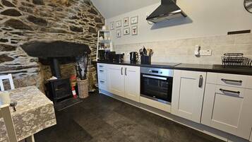 Oven, dishwasher, cookware/dishes/utensils