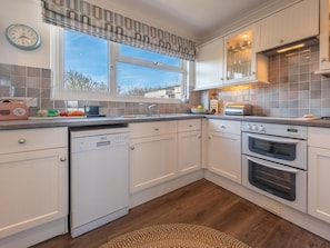 Oven, dishwasher, cookware/dishes/utensils - 2 Bed in Tenby (oc-91420) (Tenby)