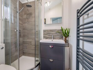 Bathroom - 2 Bed in Cromer (oc-kt154) (Cromer)