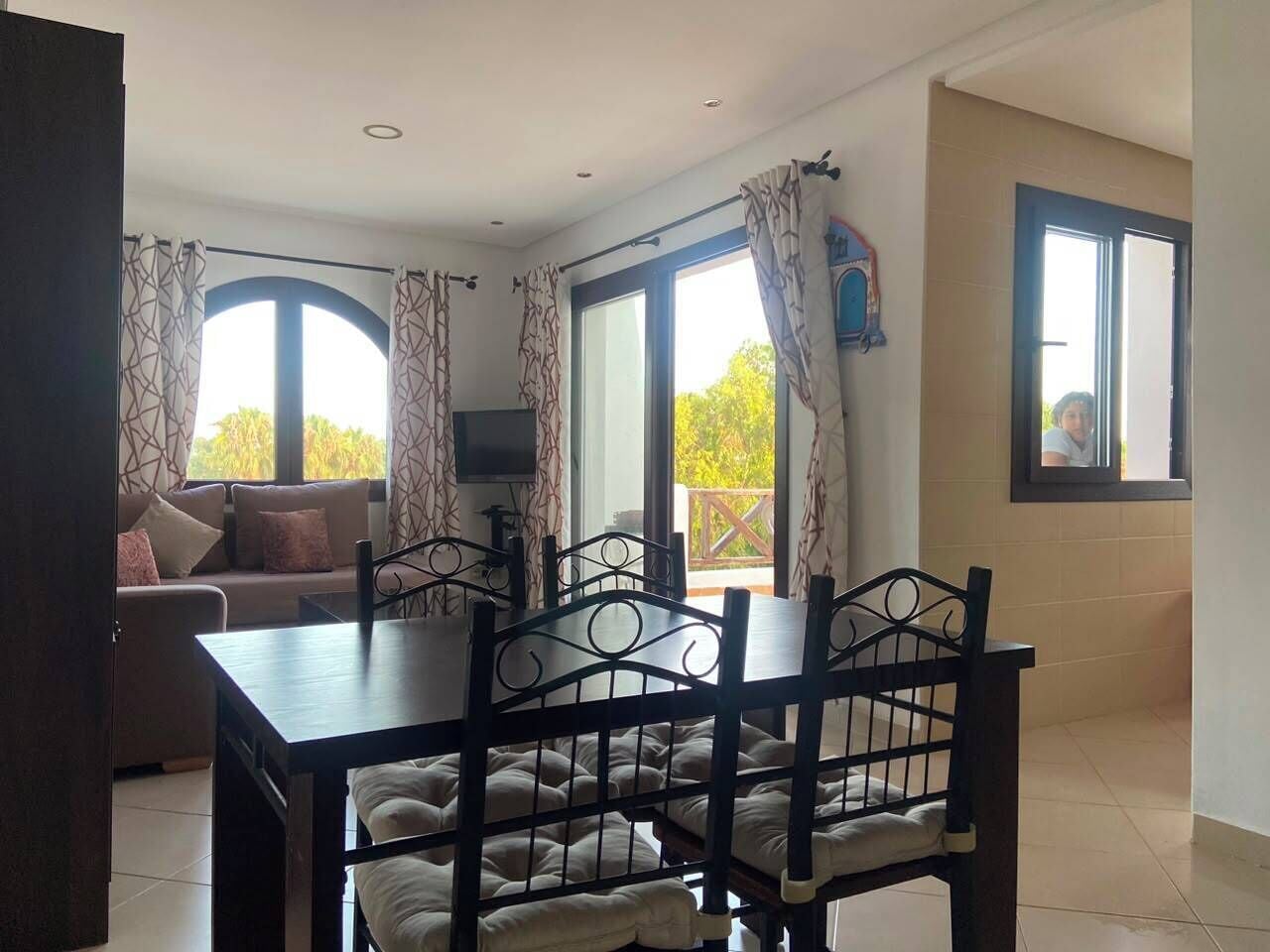 Un coin repas avec une table et des chaises, un canapé et un téléviseur.