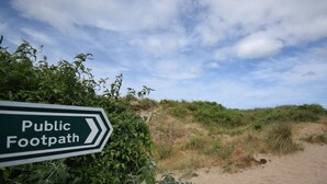 Un panneau indiquant un chemin piétonnier public.