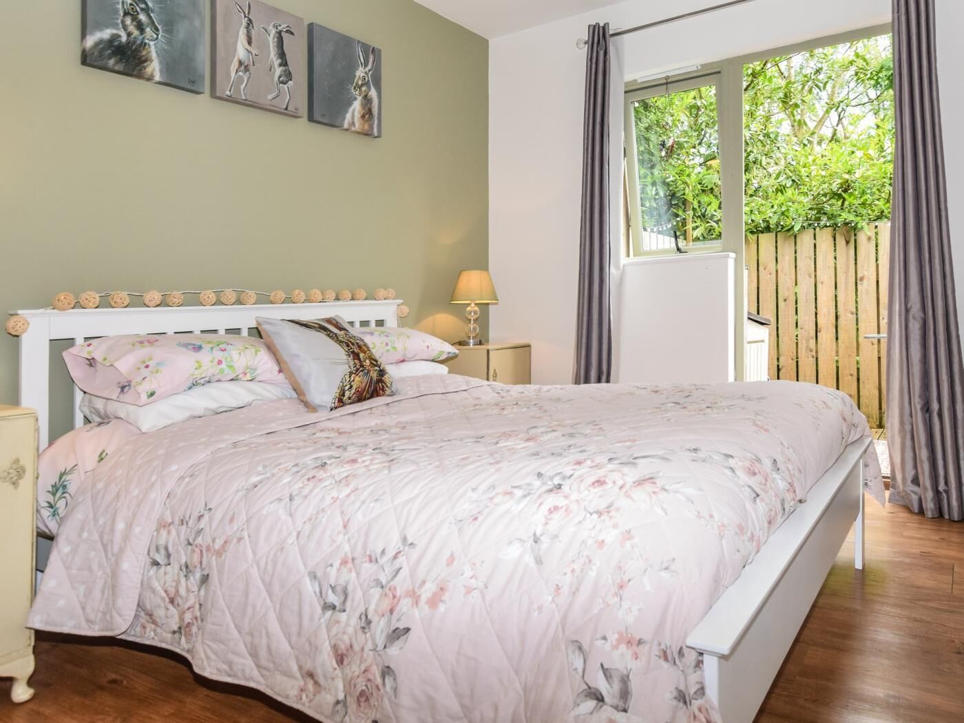 2 bedrooms, travel cot, free WiFi, bed sheets