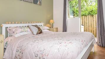 2 bedrooms, travel cot, free WiFi, bed sheets