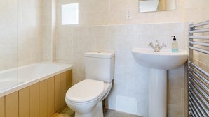 Un bagno con WC, lavandino e vasca da bagno.